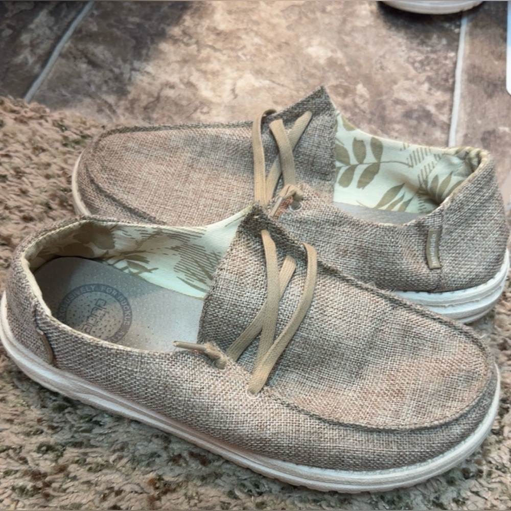 Hey Dude women’s size 9